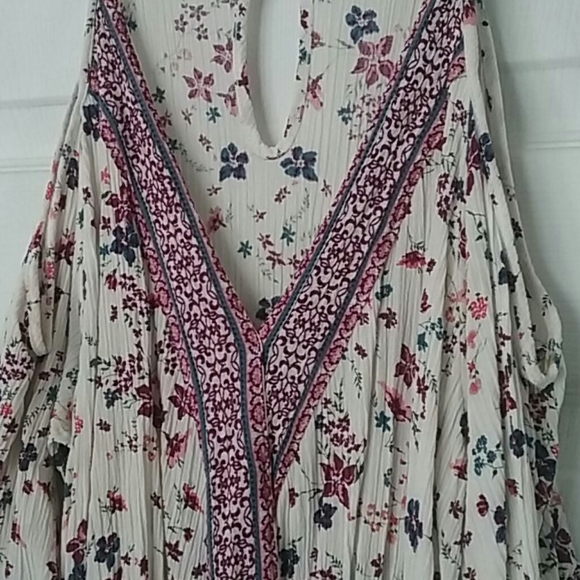 Cold-Shoulder Floral Top - Picture 2 of 4